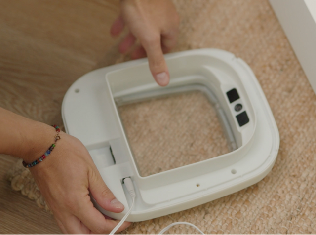Connect the power cable to the indoor unit.